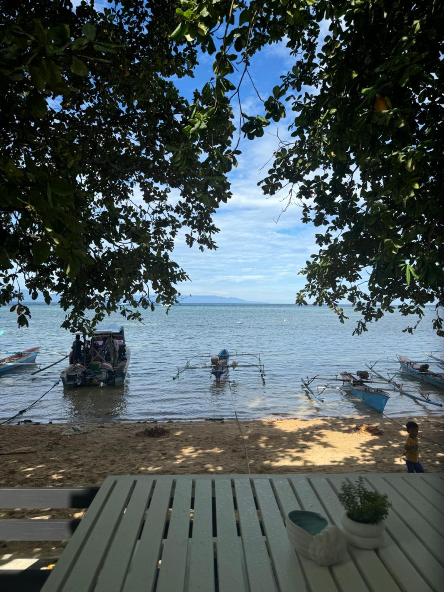The White House On Bunaken Island Exteriör bild